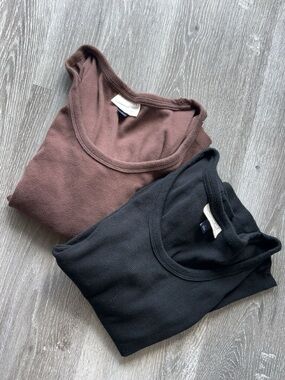 Universal Thread 2 Ribbed Long Sleeve Scoop Neck Tops. Women’s Size Large